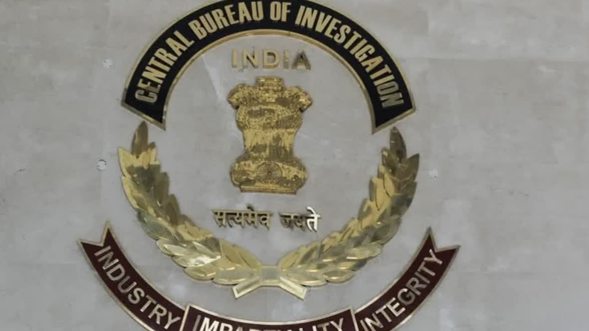 The CBI caught a senior section engineer of the Railways red-handed while accepting a bribe of ₹15 lakh.