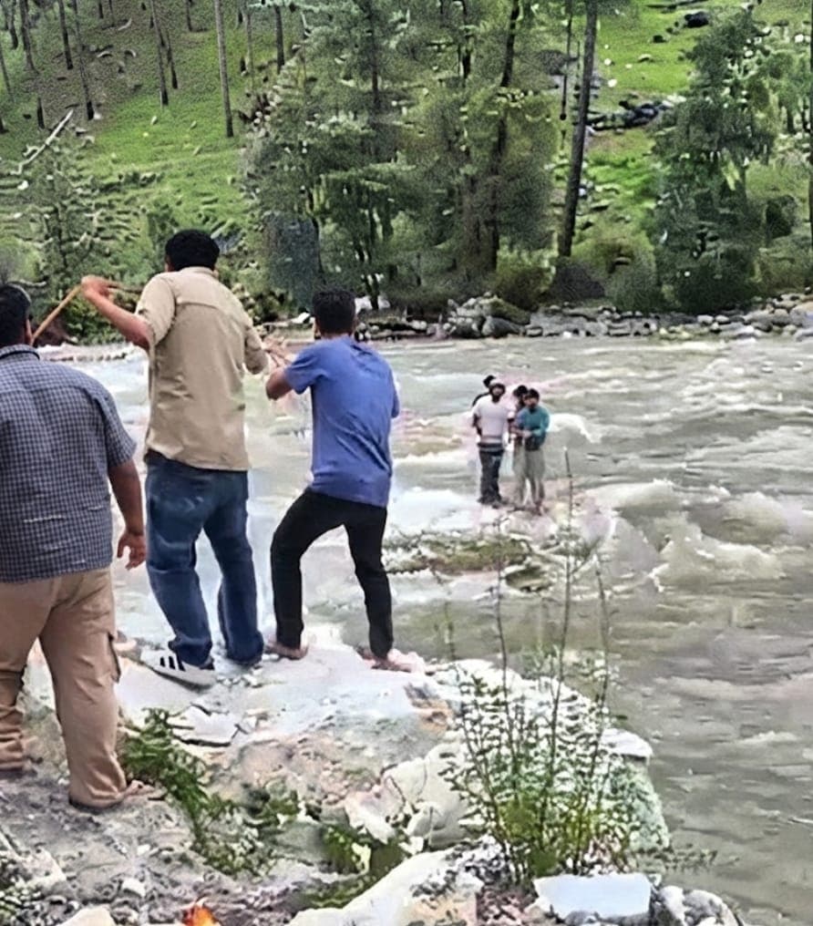 Three tourists stranded amidst the Parvati River in Manikarn Valley were safely rescued by a rescue team.