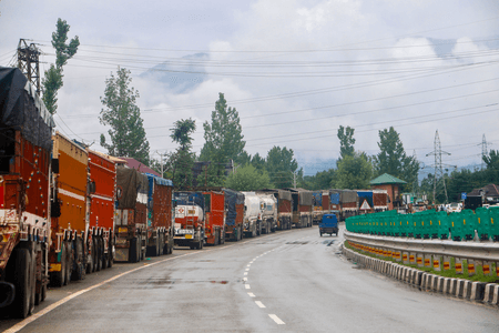 Massive landslide disrupts traffic on Jammu-Srinagar national highway