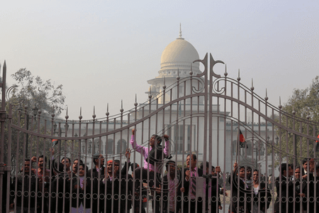 Bangladesh: Rights group decries ‘arbitrary’ arrest of 15 lawyers over Bangabandhu death anniversary gathering