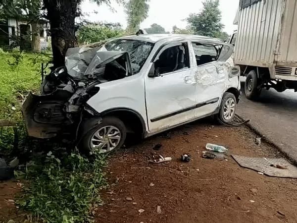 Khandwa Out Of Control Car Crashes Into Tree Three