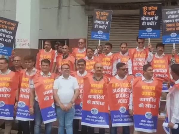 Traders Bhopal Commercial License Fees Protest