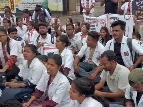 Nursing Students Protest In Bhopal Police Intercep