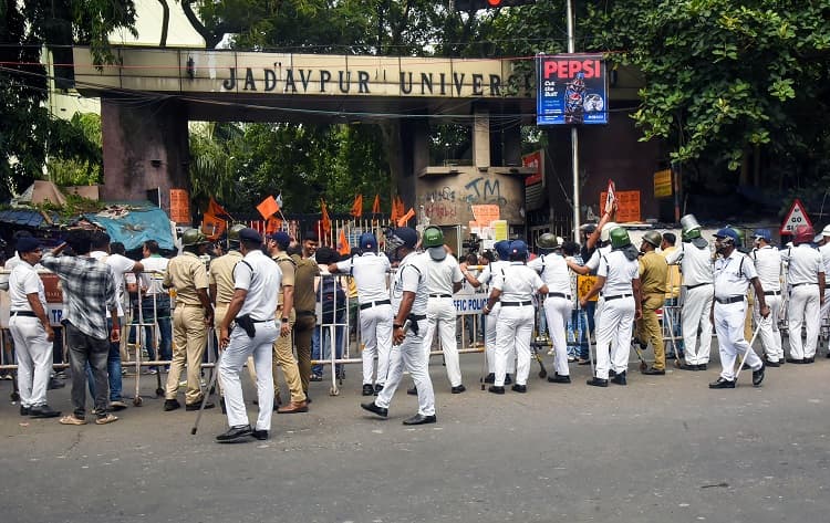 Kolkata: Fresh SFI-ABVP clashes erupt outside Jadavpur University, varsity emblem damaged