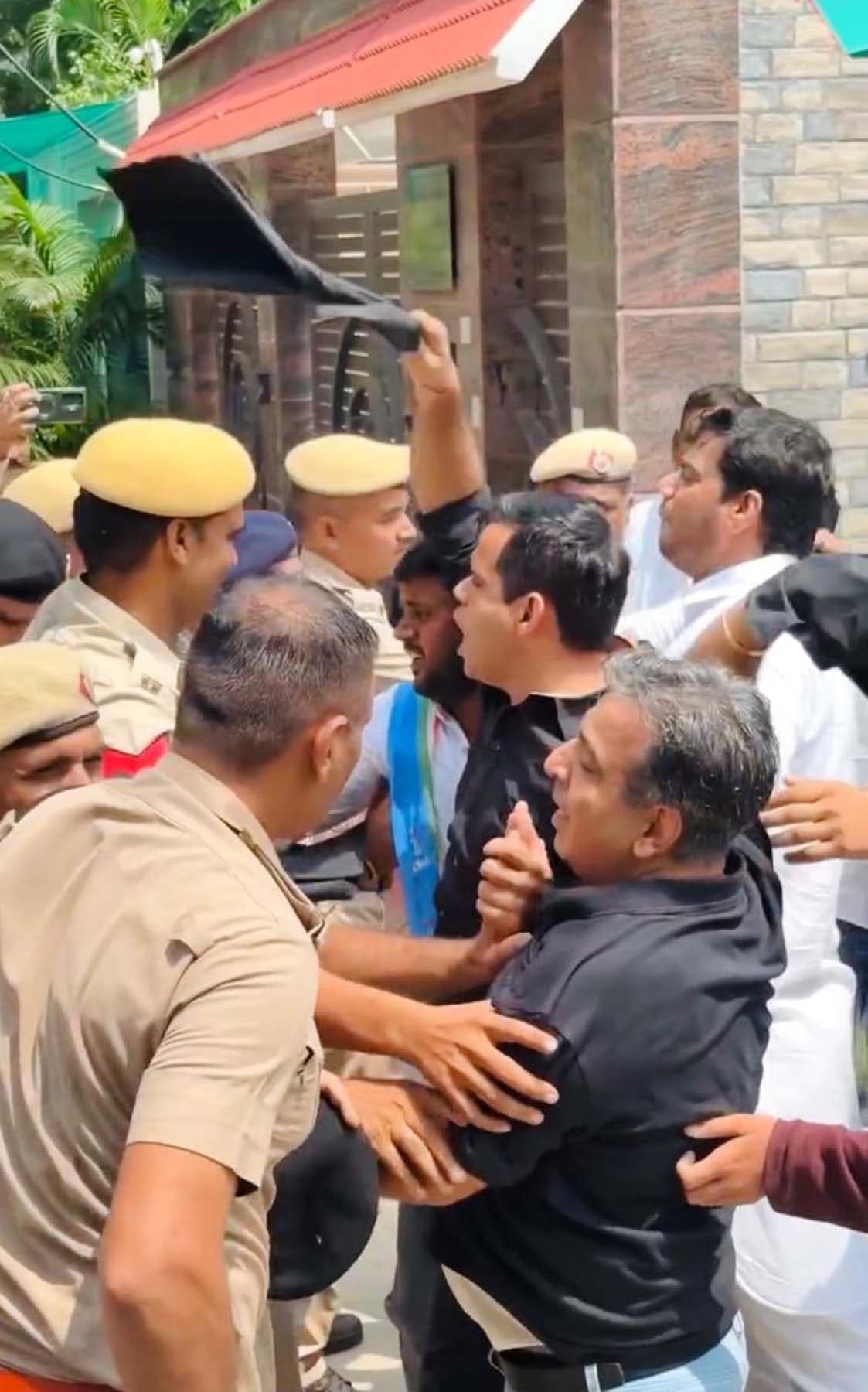 Gurugram Congress Cm Saini Black Flag