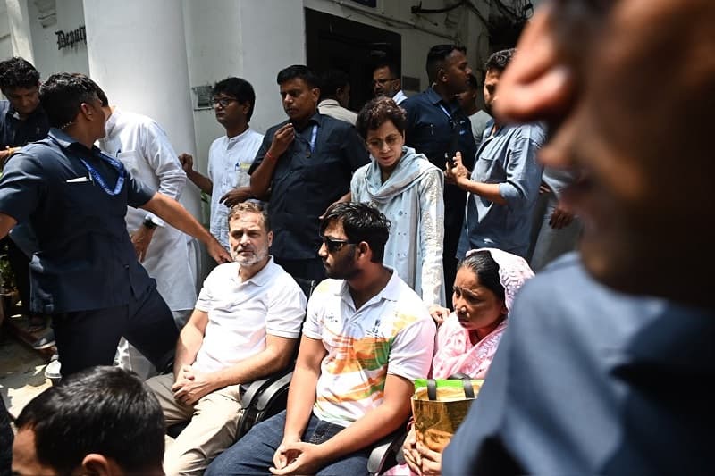 Pellet guns issue intensifies: LoP Rahul Gandhi reaches police station at Parliament Street