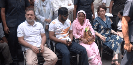 Rahul, Priyanka Gandhi continue dharna at Parliament Street Police Station with pellet victim; demand FIR