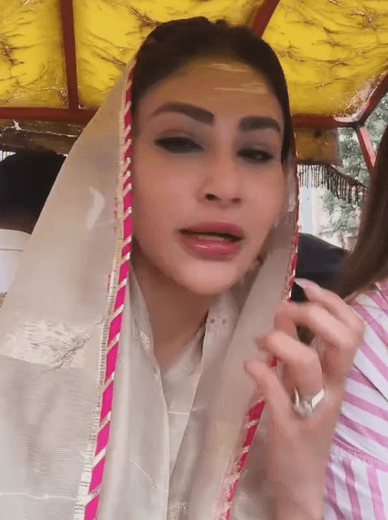 Mouni Roy offers prayers at Kashi Vishwanath during Sawan