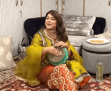 Hina Khan turns ‘Kashmir Ki Kali’ as she plays tumbaknari at sister’s pre-wedding celebrations