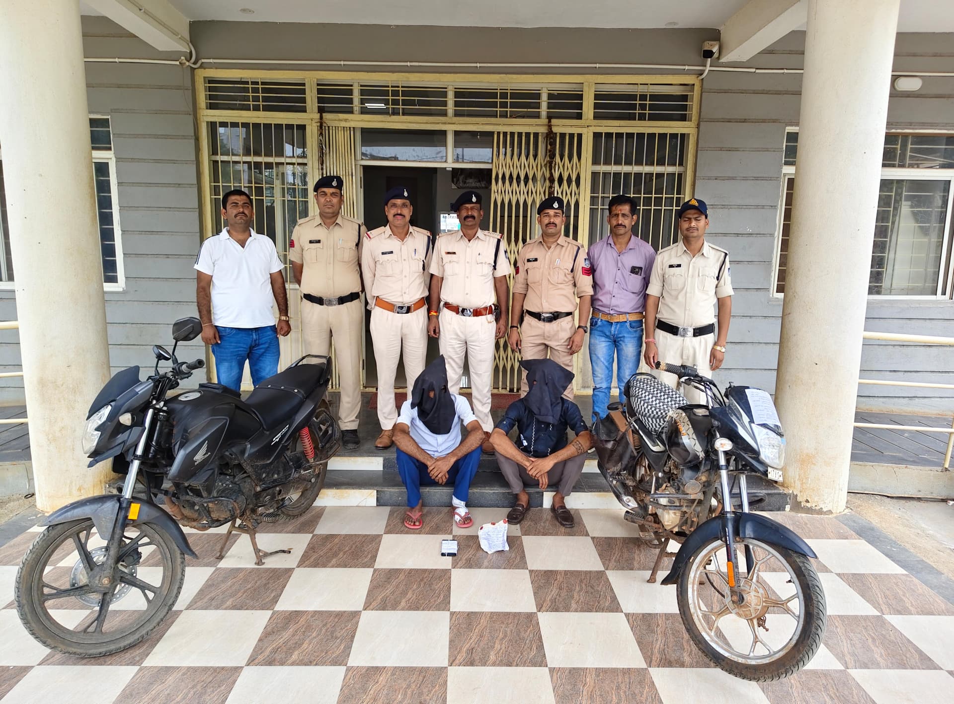 Two Accused Arrested With 947