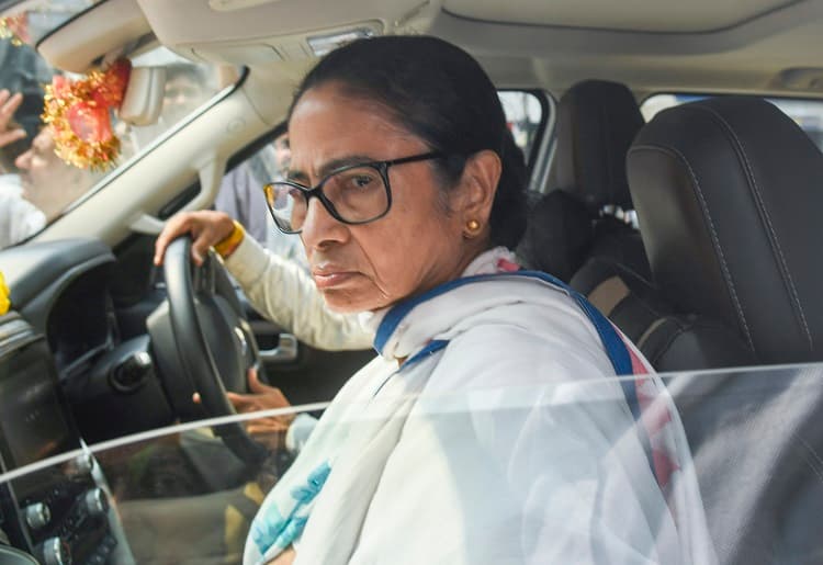 Trinamool leader Mamata offered to take responsibility for the woman and child on the Park Street footpath.
