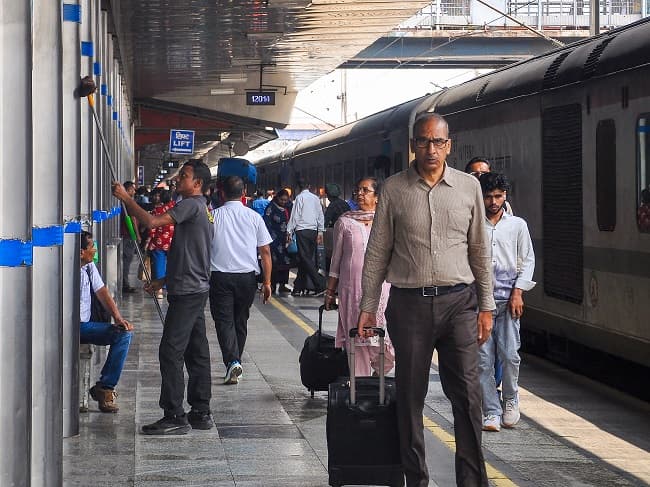 Special cleaning drive for drinking water tanks and filters at railway stations; nationwide inspections have begun.