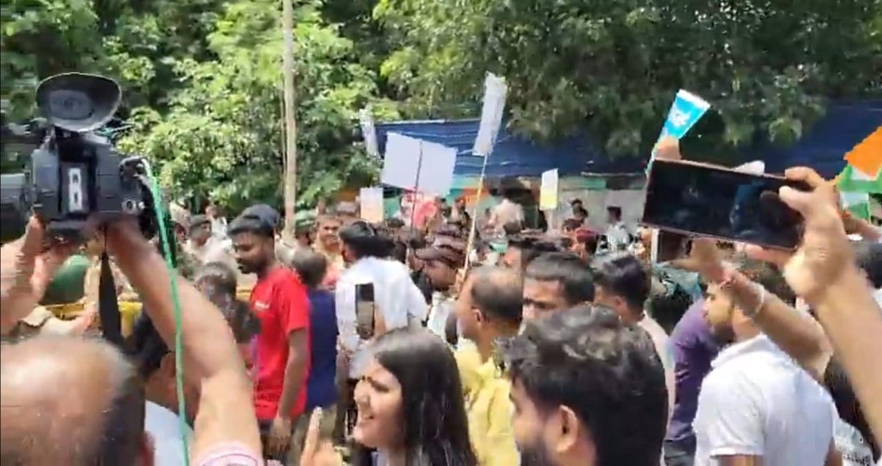Br Students March Cm House Water Cannon