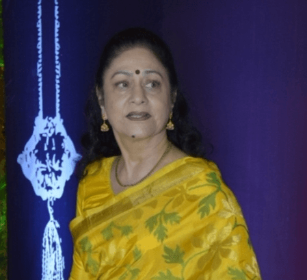 Aruna Irani looks bereaved as she arrives at crematorium for husband Kuku Kohli’s funeral