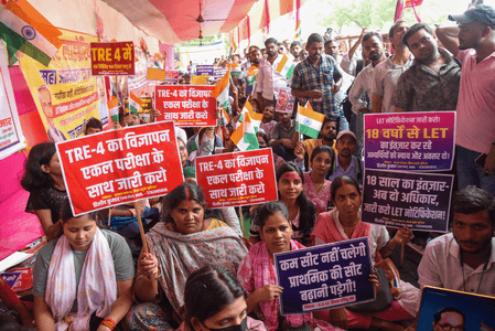 BPSC TRE-4: Music teacher aspirants protest outside Education minister's residence in Patna