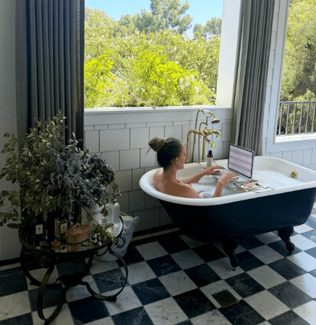 Jennifer Lopez turns bathtub into her ‘office’