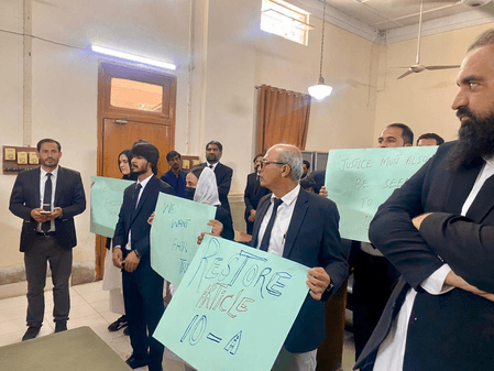 Lawyers guaranteeing illicit outcomes thrive in Pakistan: Report