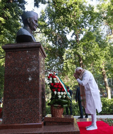 PM Modi pays homage to former PM Lal Bahadur Shastri in Tashkent