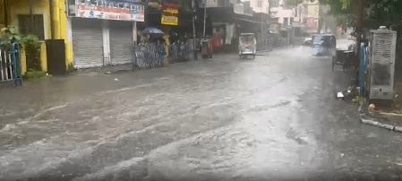 Kolkata waterlogged after overnight rain, traffic hit across city (Lead)