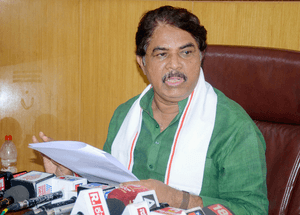 Karnataka: 'Another wicket will fall in Cong govt over KPSC scam', says LoP Ashoka; Priyank Kharge dismisses remark